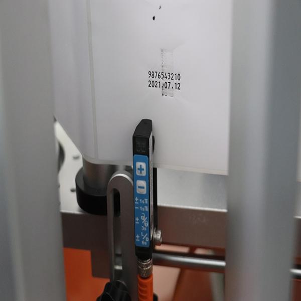 Customized Multifunctional Positioning Round Bottles Labeling Machine Fully Automatic 1mm