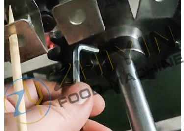 Electric heating automatic speed adjustable barbecue machine 64-104 string batch barbecue