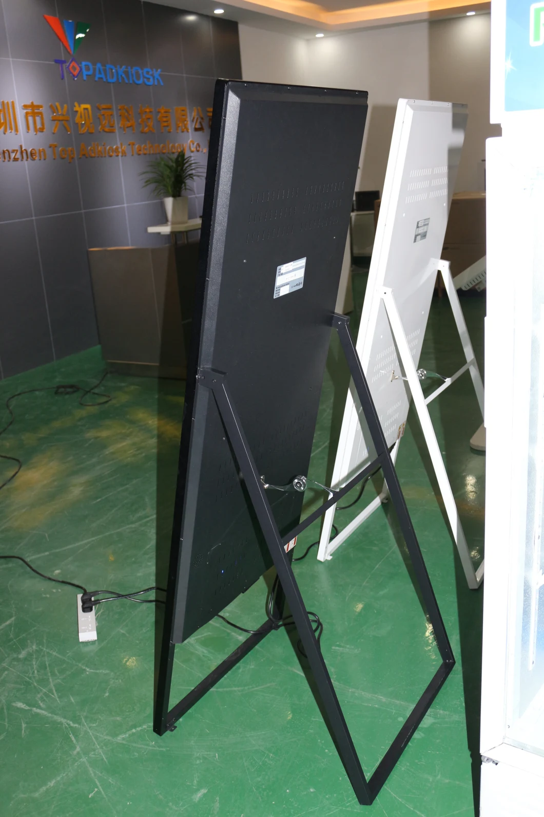 Portable Mobile 32 Inch Digital Menu Board For Restaurant Shopping Mall