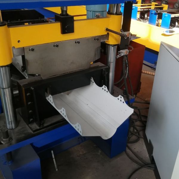 0.8mm Thickness Ridge Cap Machine 18 Stations PLC Touch Screen Control